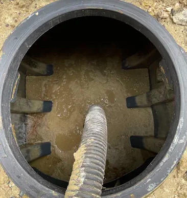 Vidange d'une fosse septique par un technicien