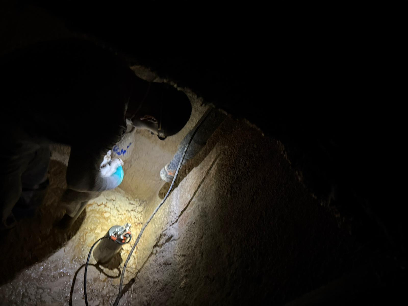 Technicien intervenant sur une pompe de relevage dans un espace technique