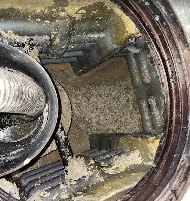 Pompage dans un bac à graisse avec tuyau d'aspiration